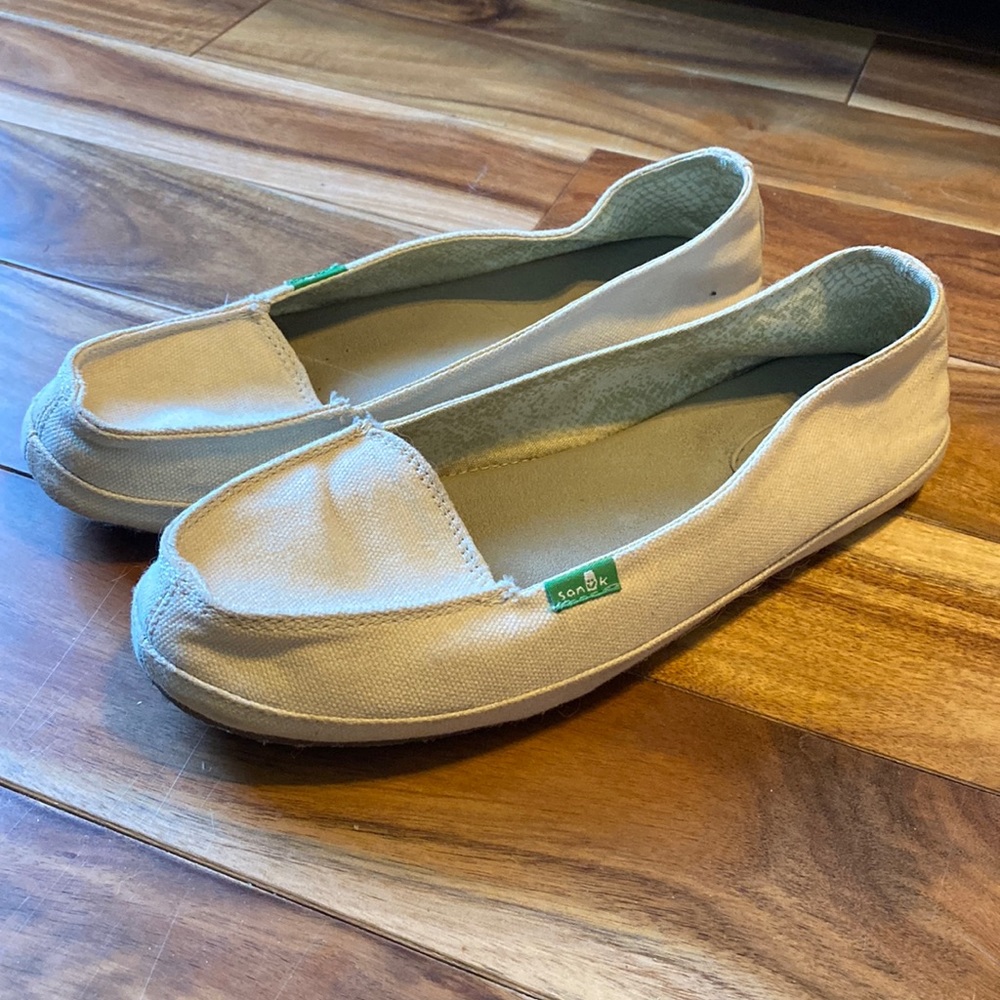 Sanuk canvas shoes size 7